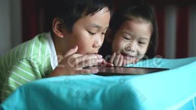 亚洲儿童<strong>一起玩</strong>数字<strong>平板</strong>电脑。
